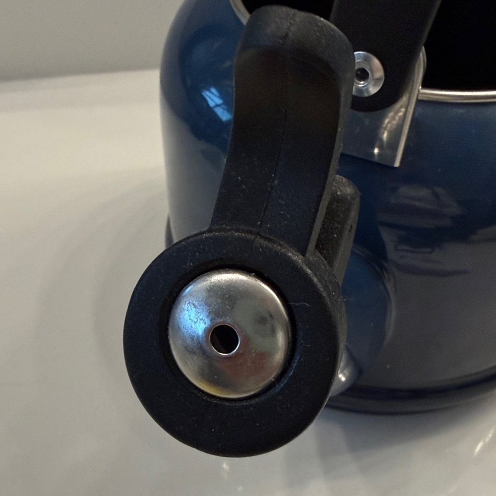 Le Creuset Enamel Tea Kettle Teapot 1.25 Quart --New - Picture 6 of 13